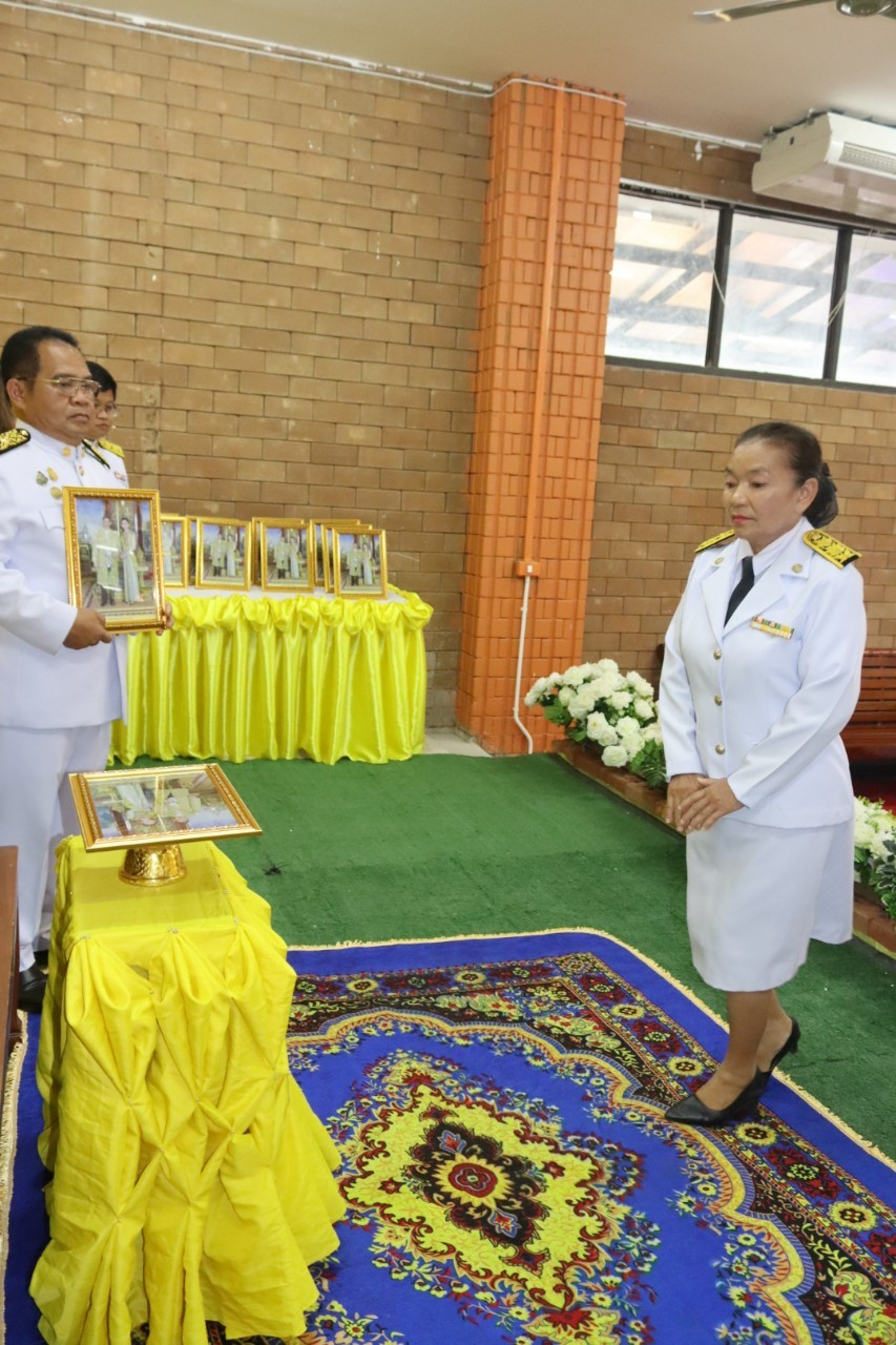 พิธีมอบพระบรมฉายาลักษณ์ พระบาทสมเด็จพระเจ้าอยู่หัว ที่ฉายกับสมเด็จพระนางเจ้าฯ พระบรมราชินี รัชกาลที่ 10