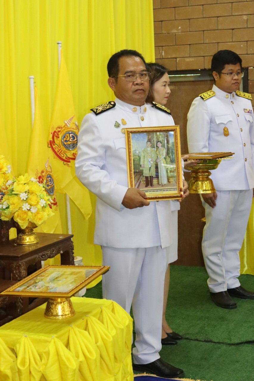 พิธีมอบพระบรมฉายาลักษณ์ พระบาทสมเด็จพระเจ้าอยู่หัว ที่ฉายกับสมเด็จพระนางเจ้าฯ พระบรมราชินี รัชกาลที่ 10