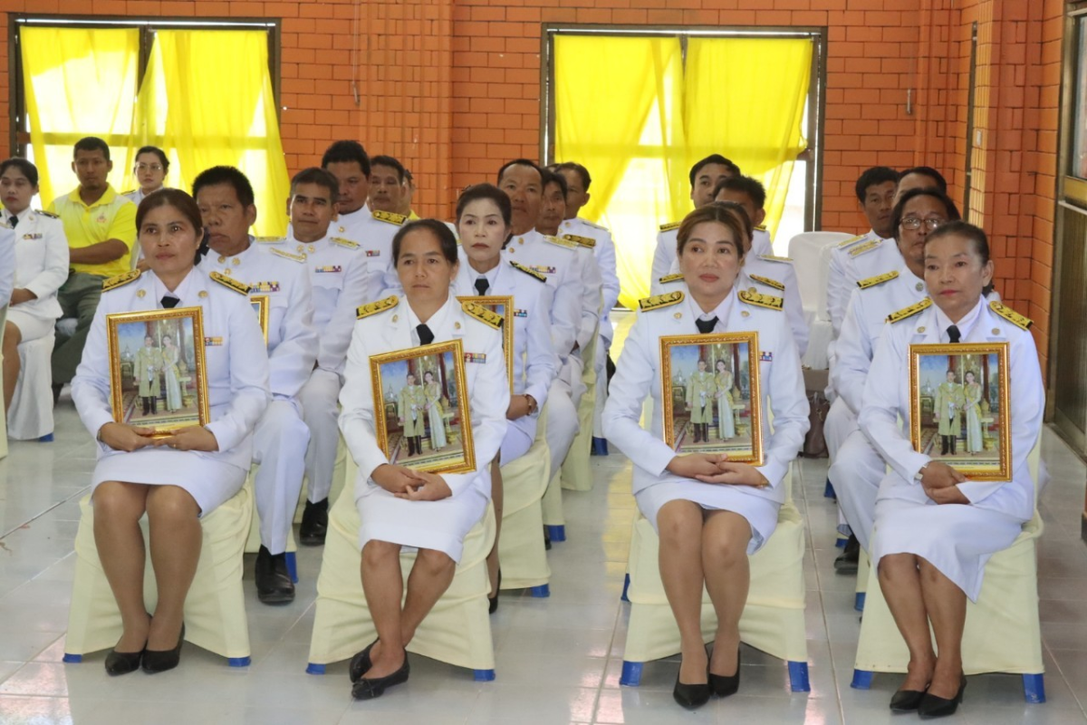 พิธีมอบพระบรมฉายาลักษณ์ พระบาทสมเด็จพระเจ้าอยู่หัว ที่ฉายกับสมเด็จพระนางเจ้าฯ พระบรมราชินี รัชกาลที่ 10