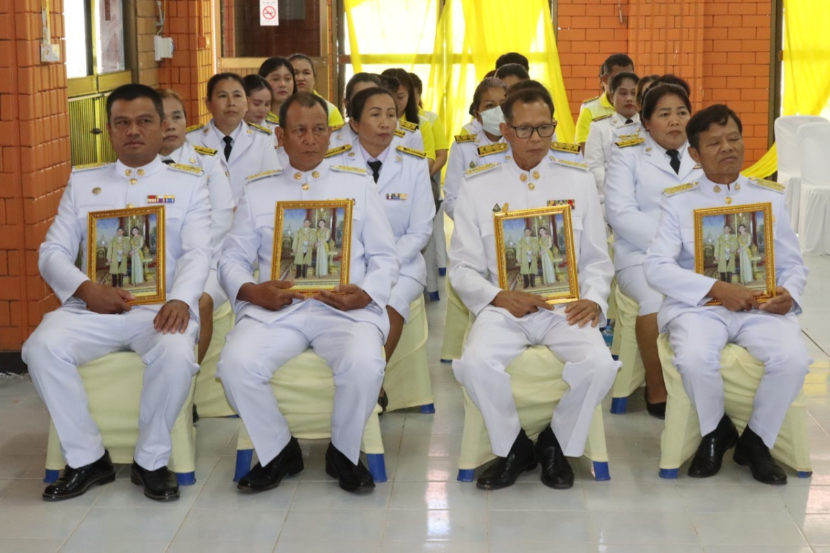 พิธีมอบพระบรมฉายาลักษณ์ พระบาทสมเด็จพระเจ้าอยู่หัว ที่ฉายกับสมเด็จพระนางเจ้าฯ พระบรมราชินี รัชกาลที่ 10