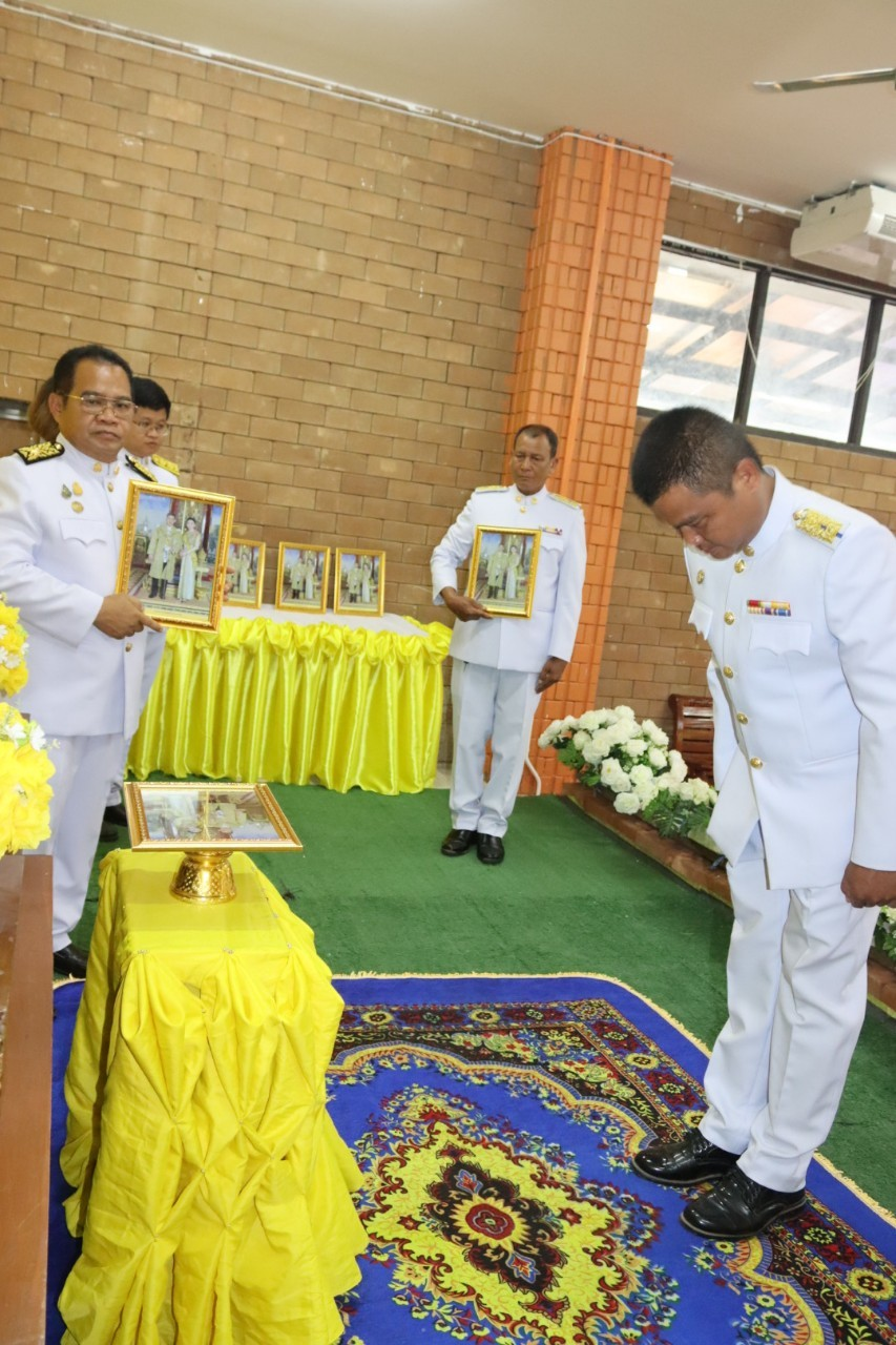 พิธีมอบพระบรมฉายาลักษณ์ พระบาทสมเด็จพระเจ้าอยู่หัว ที่ฉายกับสมเด็จพระนางเจ้าฯ พระบรมราชินี รัชกาลที่ 10