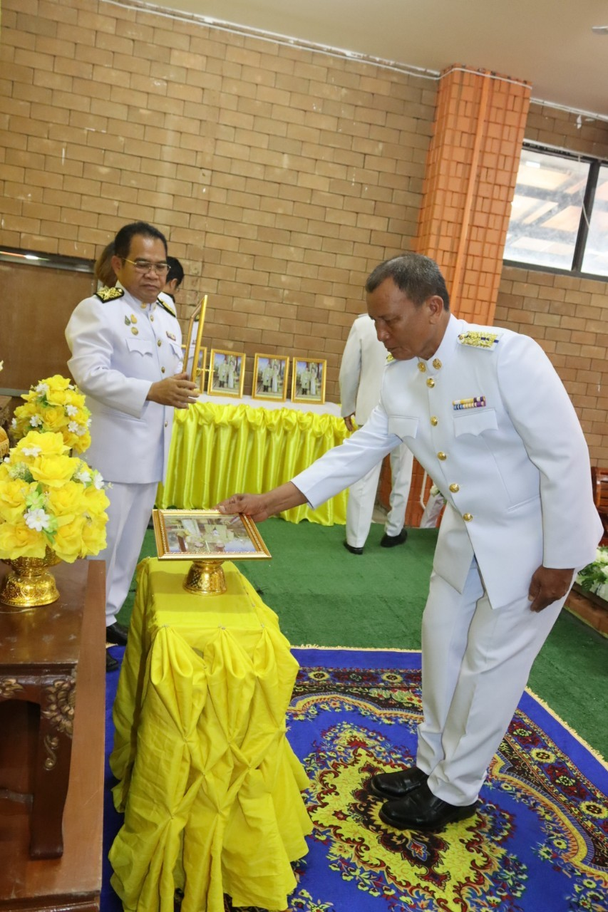 พิธีมอบพระบรมฉายาลักษณ์ พระบาทสมเด็จพระเจ้าอยู่หัว ที่ฉายกับสมเด็จพระนางเจ้าฯ พระบรมราชินี รัชกาลที่ 10