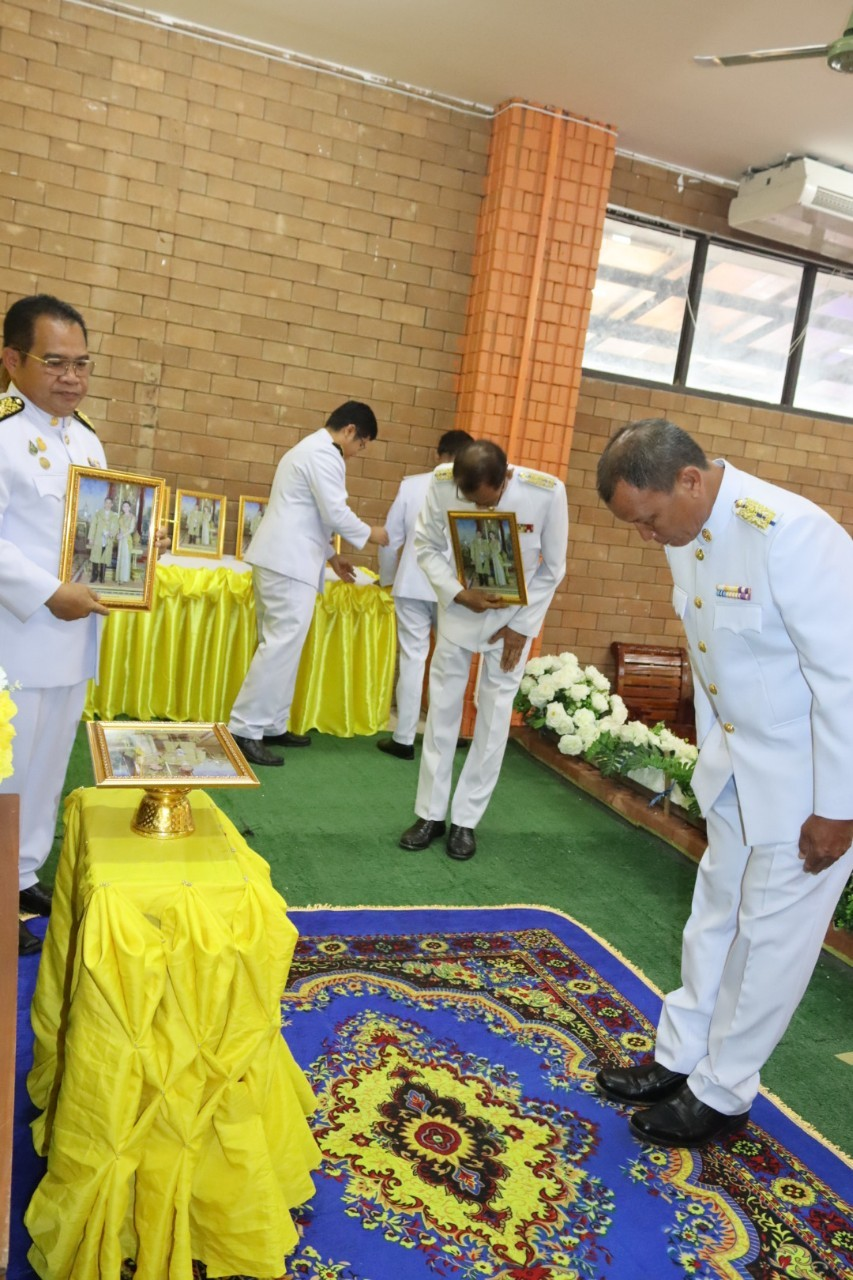 พิธีมอบพระบรมฉายาลักษณ์ พระบาทสมเด็จพระเจ้าอยู่หัว ที่ฉายกับสมเด็จพระนางเจ้าฯ พระบรมราชินี รัชกาลที่ 10