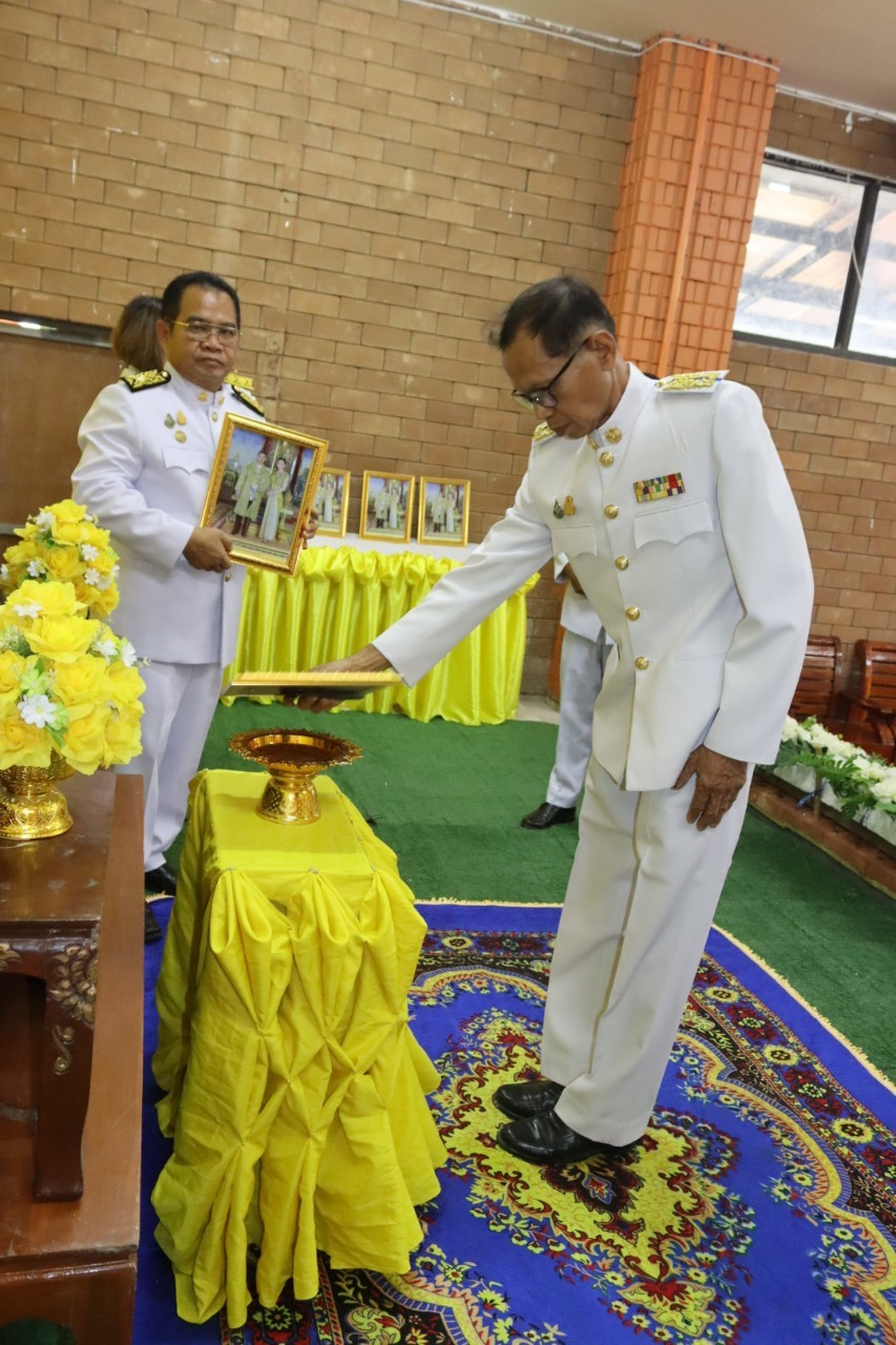 พิธีมอบพระบรมฉายาลักษณ์ พระบาทสมเด็จพระเจ้าอยู่หัว ที่ฉายกับสมเด็จพระนางเจ้าฯ พระบรมราชินี รัชกาลที่ 10