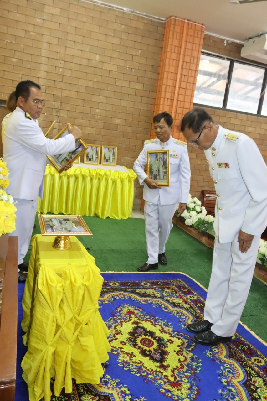 พิธีมอบพระบรมฉายาลักษณ์ พระบาทสมเด็จพระเจ้าอยู่หัว ที่ฉายกับสมเด็จพระนางเจ้าฯ พระบรมราชินี รัชกาลที่ 10