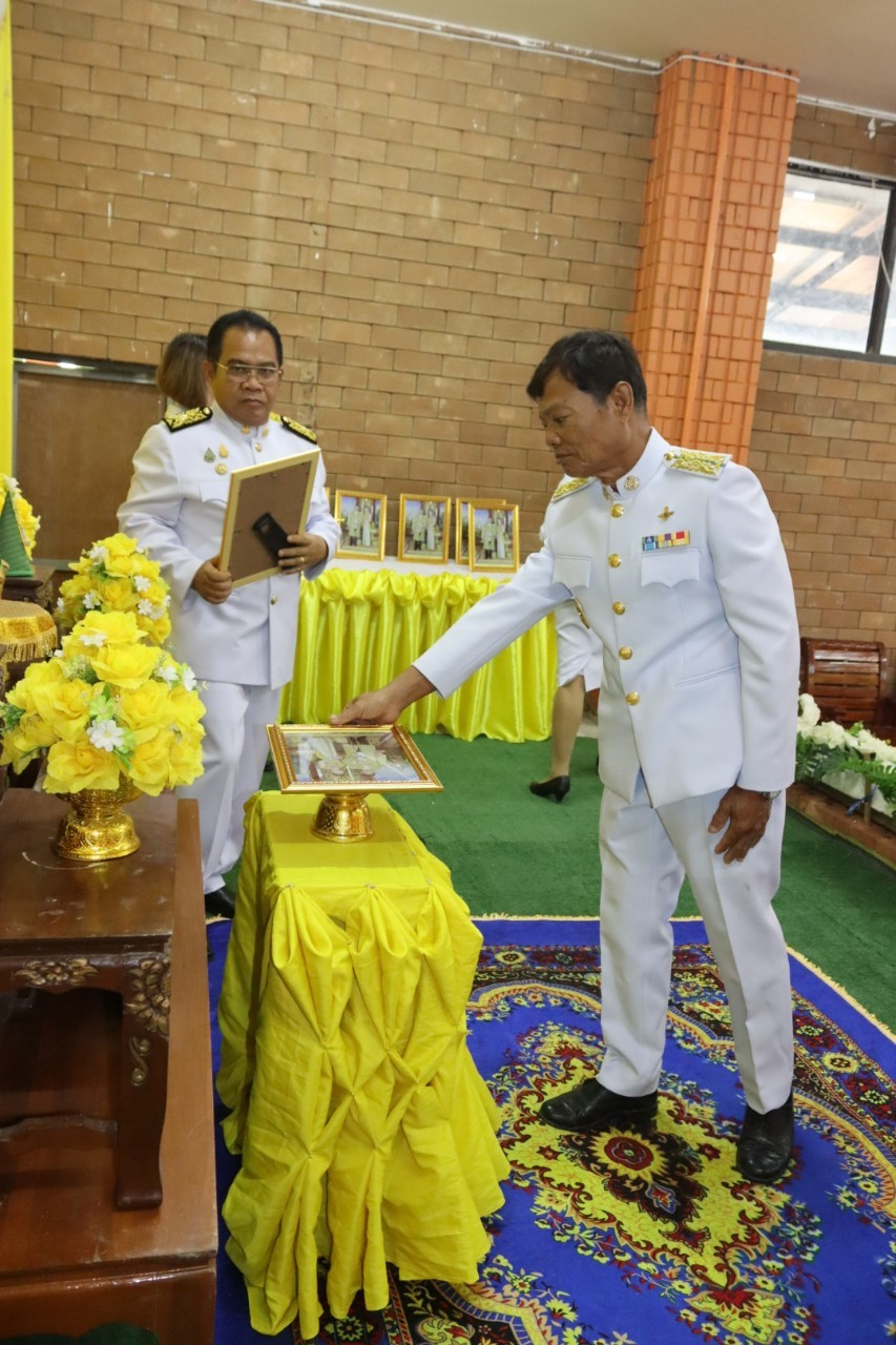 พิธีมอบพระบรมฉายาลักษณ์ พระบาทสมเด็จพระเจ้าอยู่หัว ที่ฉายกับสมเด็จพระนางเจ้าฯ พระบรมราชินี รัชกาลที่ 10