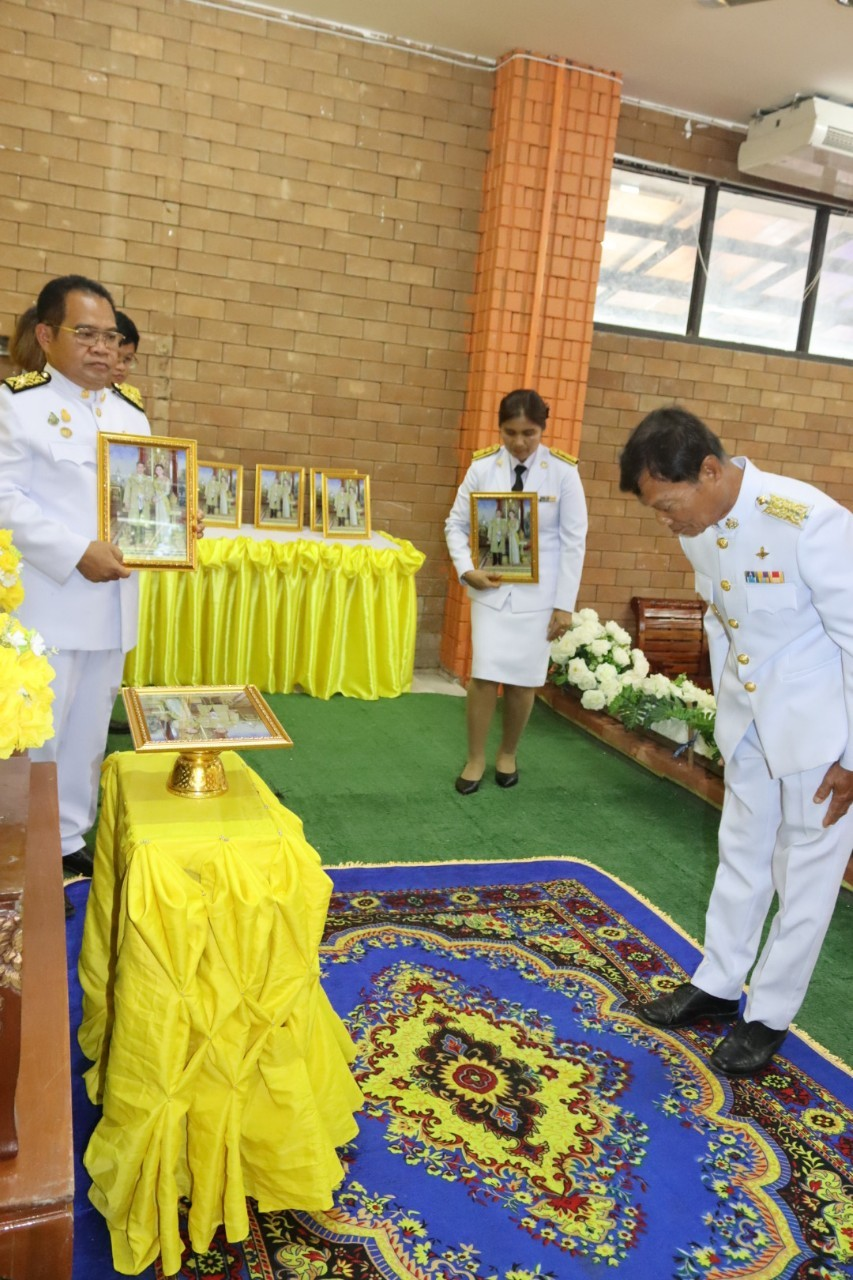 พิธีมอบพระบรมฉายาลักษณ์ พระบาทสมเด็จพระเจ้าอยู่หัว ที่ฉายกับสมเด็จพระนางเจ้าฯ พระบรมราชินี รัชกาลที่ 10