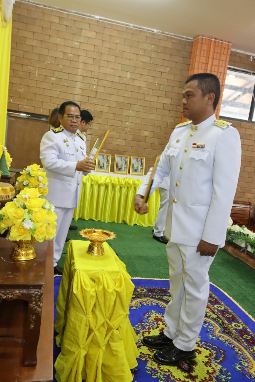 พิธีมอบพระบรมฉายาลักษณ์ พระบาทสมเด็จพระเจ้าอยู่หัว ที่ฉายกับสมเด็จพระนางเจ้าฯ พระบรมราชินี รัชกาลที่ 10