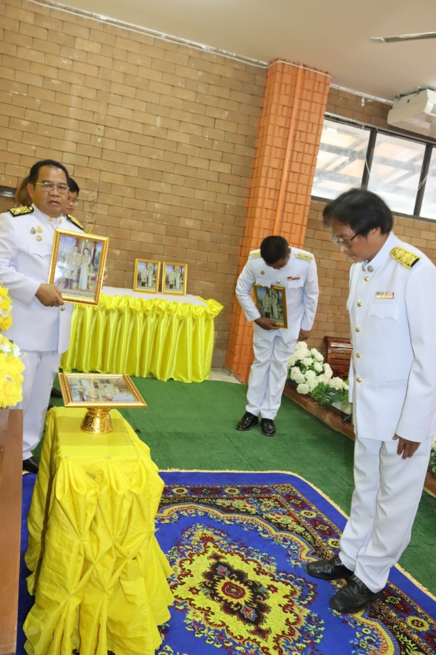 พิธีมอบพระบรมฉายาลักษณ์ พระบาทสมเด็จพระเจ้าอยู่หัว ที่ฉายกับสมเด็จพระนางเจ้าฯ พระบรมราชินี รัชกาลที่ 10