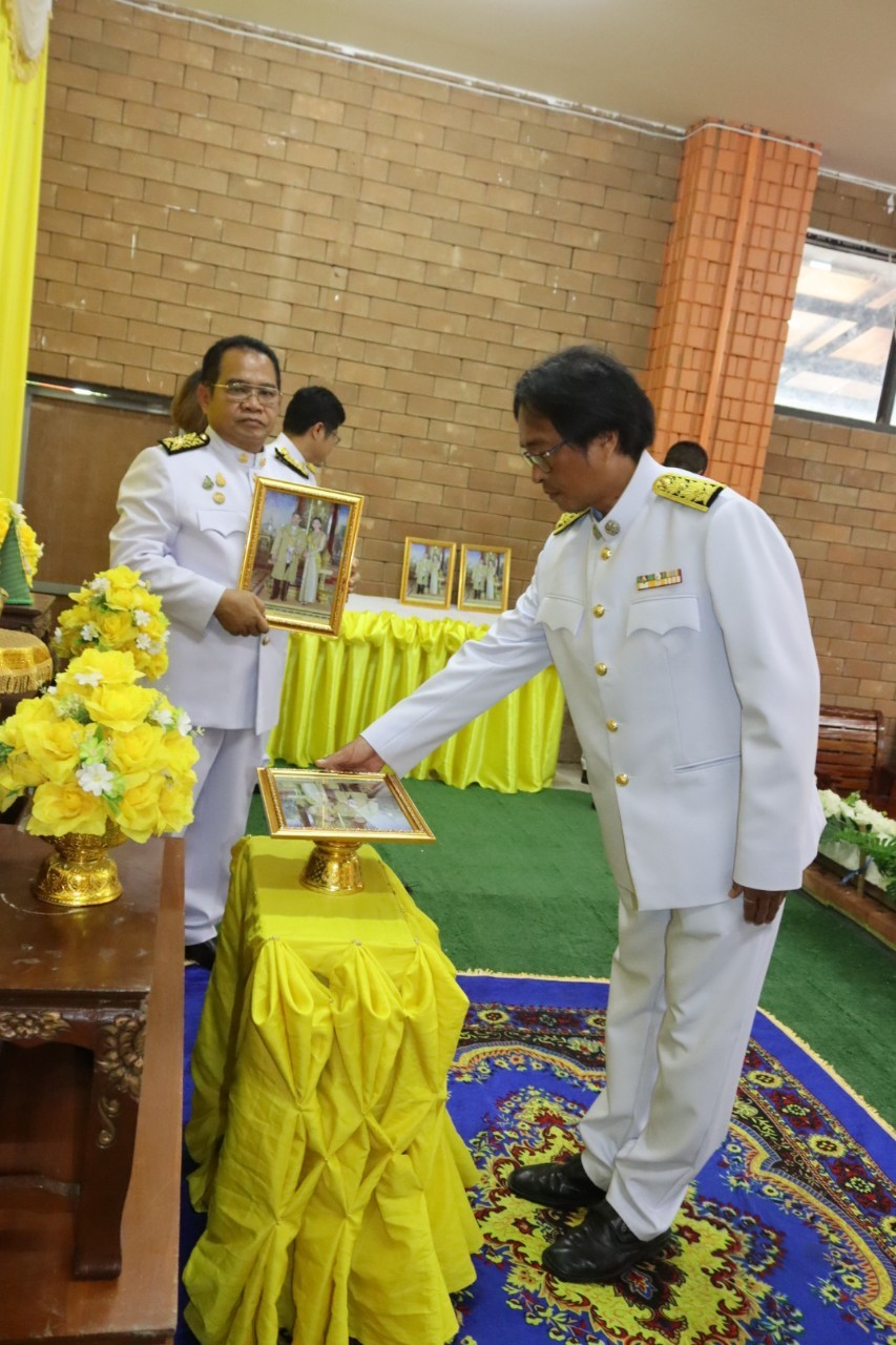 พิธีมอบพระบรมฉายาลักษณ์ พระบาทสมเด็จพระเจ้าอยู่หัว ที่ฉายกับสมเด็จพระนางเจ้าฯ พระบรมราชินี รัชกาลที่ 10