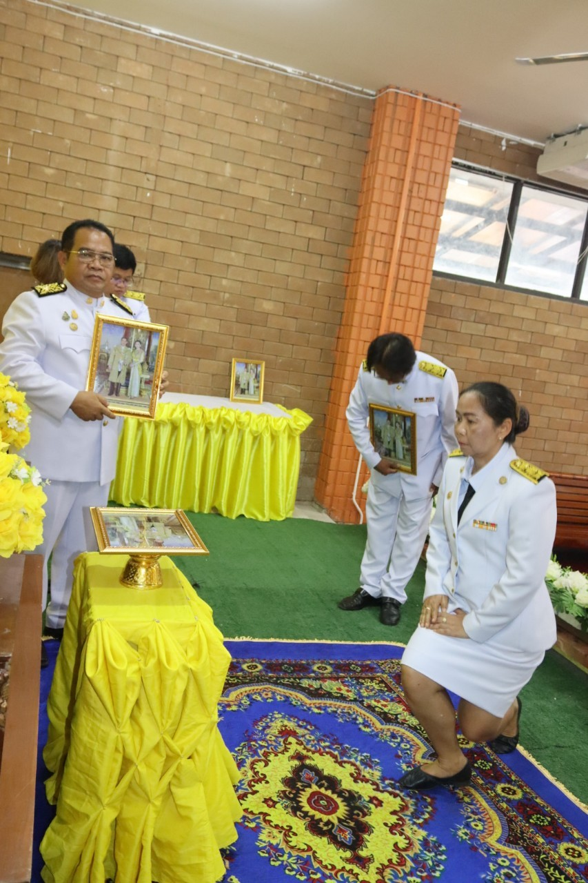 พิธีมอบพระบรมฉายาลักษณ์ พระบาทสมเด็จพระเจ้าอยู่หัว ที่ฉายกับสมเด็จพระนางเจ้าฯ พระบรมราชินี รัชกาลที่ 10