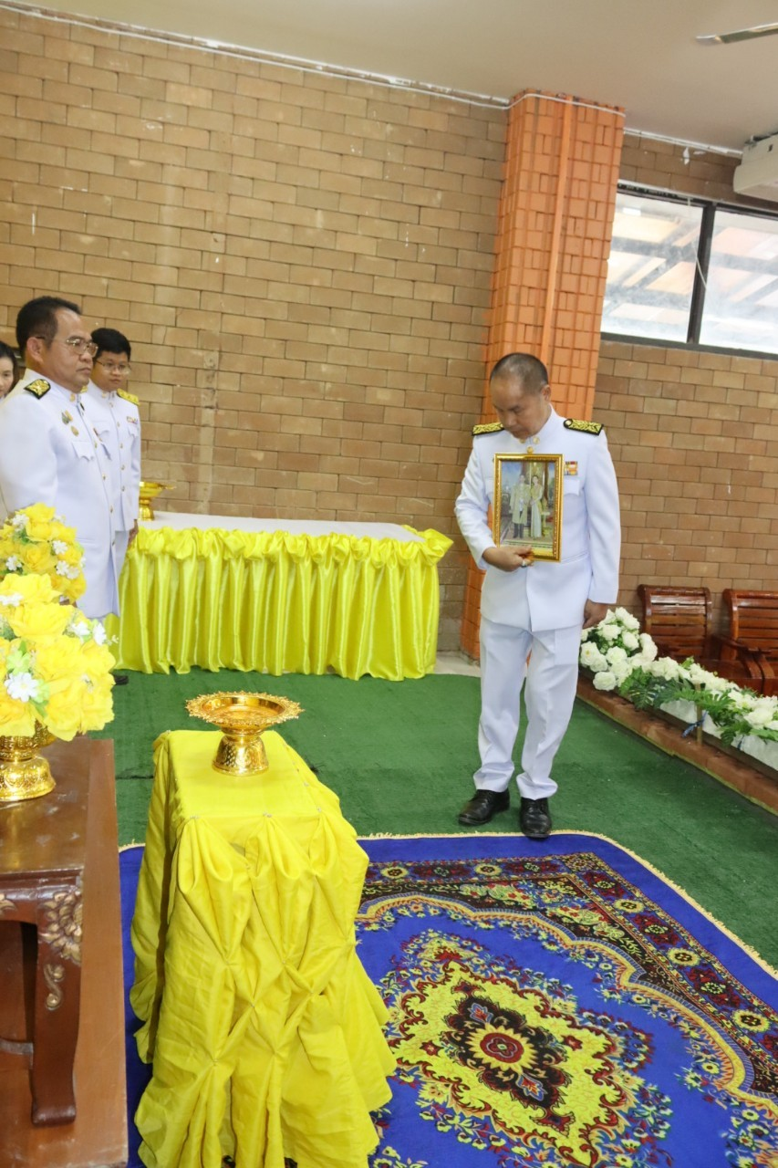 พิธีมอบพระบรมฉายาลักษณ์ พระบาทสมเด็จพระเจ้าอยู่หัว ที่ฉายกับสมเด็จพระนางเจ้าฯ พระบรมราชินี รัชกาลที่ 10