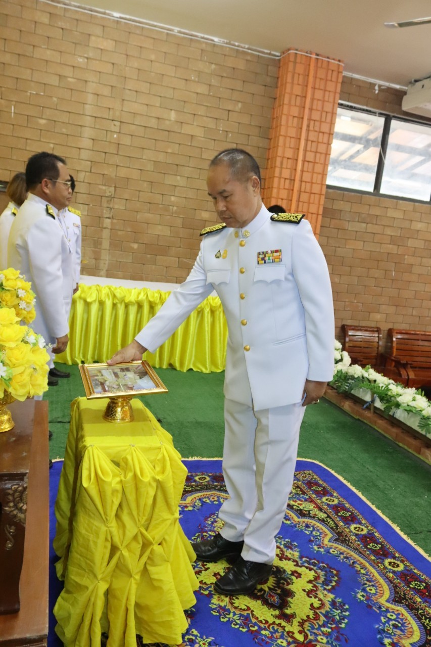 พิธีมอบพระบรมฉายาลักษณ์ พระบาทสมเด็จพระเจ้าอยู่หัว ที่ฉายกับสมเด็จพระนางเจ้าฯ พระบรมราชินี รัชกาลที่ 10