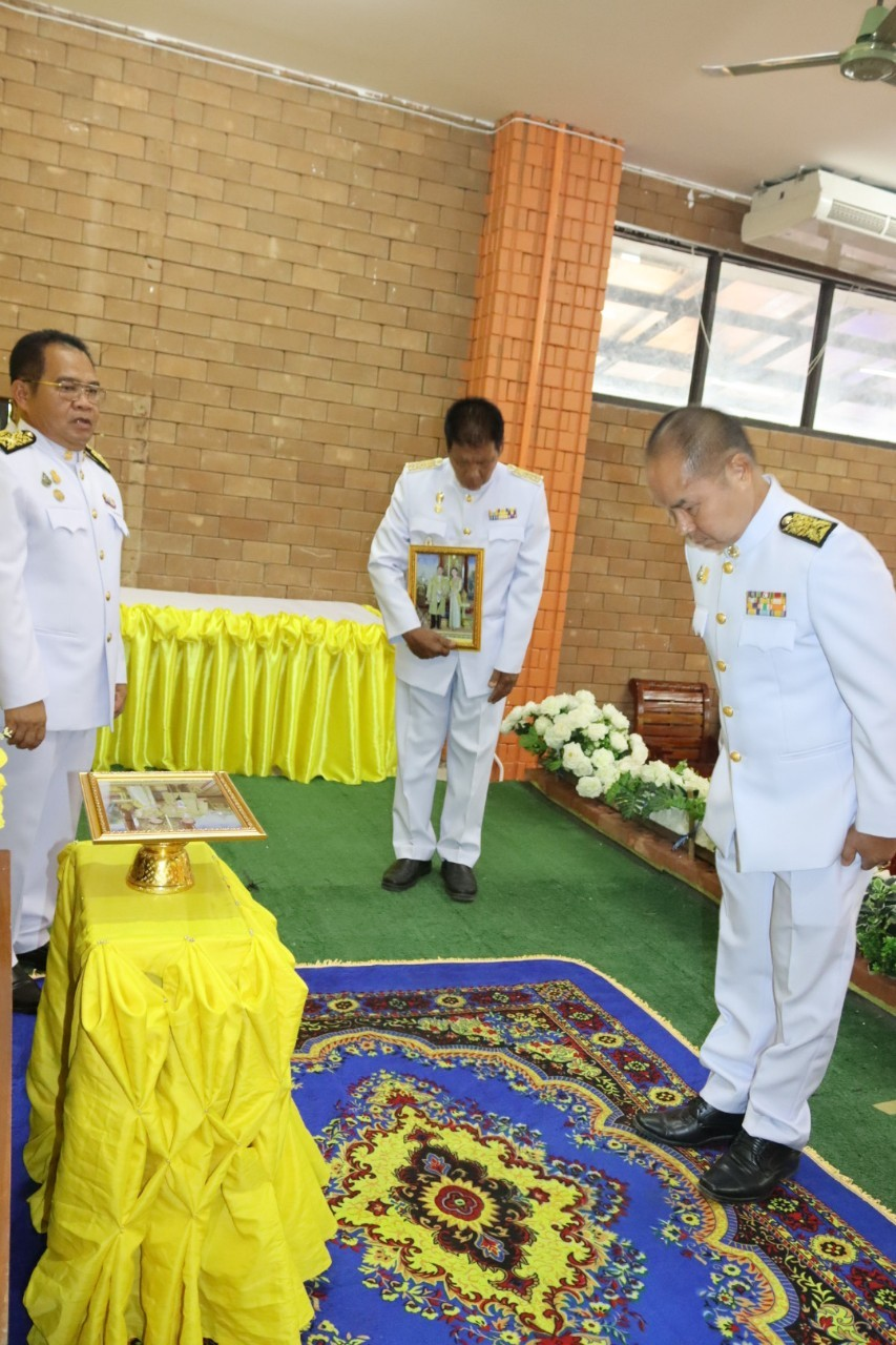 พิธีมอบพระบรมฉายาลักษณ์ พระบาทสมเด็จพระเจ้าอยู่หัว ที่ฉายกับสมเด็จพระนางเจ้าฯ พระบรมราชินี รัชกาลที่ 10