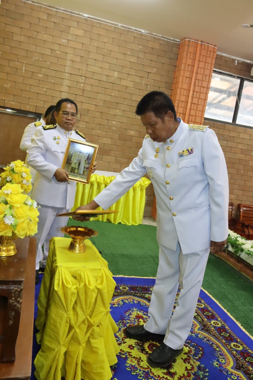 พิธีมอบพระบรมฉายาลักษณ์ พระบาทสมเด็จพระเจ้าอยู่หัว ที่ฉายกับสมเด็จพระนางเจ้าฯ พระบรมราชินี รัชกาลที่ 10