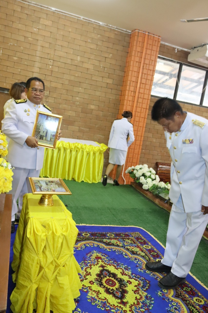 พิธีมอบพระบรมฉายาลักษณ์ พระบาทสมเด็จพระเจ้าอยู่หัว ที่ฉายกับสมเด็จพระนางเจ้าฯ พระบรมราชินี รัชกาลที่ 10