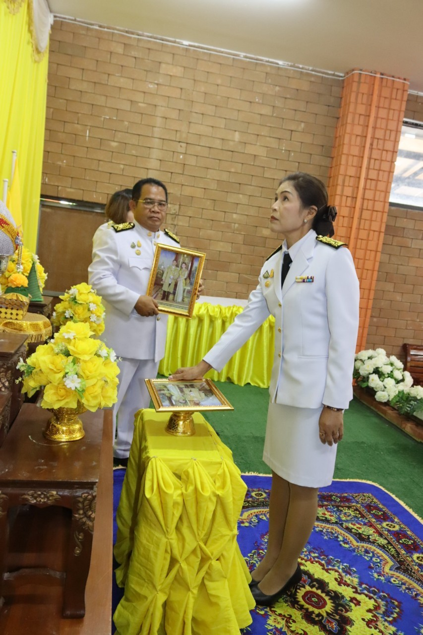 พิธีมอบพระบรมฉายาลักษณ์ พระบาทสมเด็จพระเจ้าอยู่หัว ที่ฉายกับสมเด็จพระนางเจ้าฯ พระบรมราชินี รัชกาลที่ 10