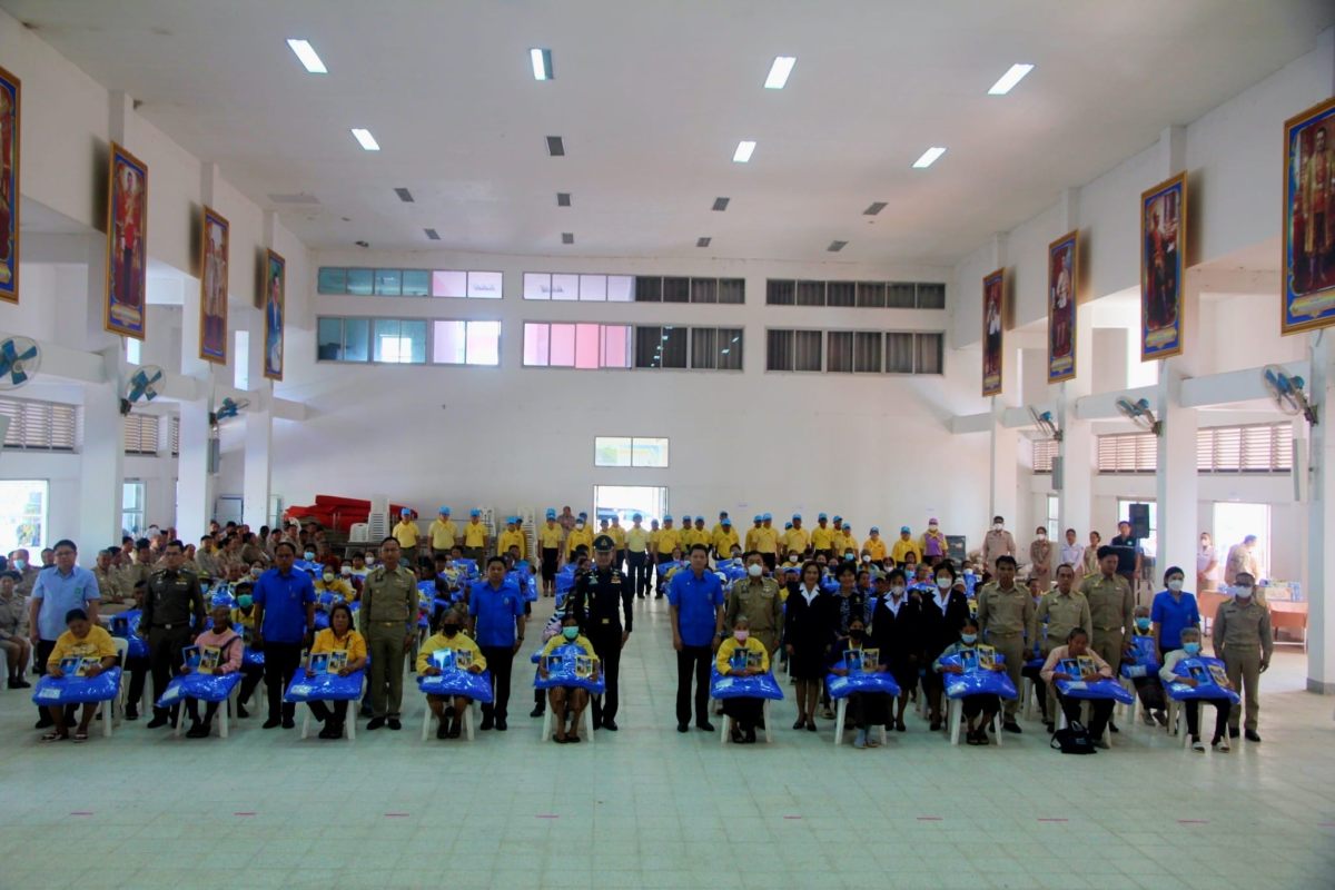 ร่วมพิธีมอบผ้าห่มกันหนาวพระราชทานแก่ผู้ประสบภัยหนาว ณ หอประชุมที่ว่าการอำเภอวังน้ำเขียว จังหวัดนครราชสีมา