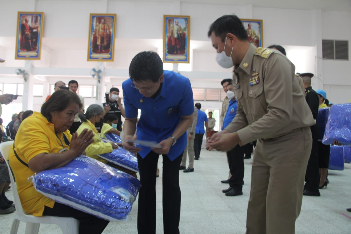 ร่วมพิธีมอบผ้าห่มกันหนาวพระราชทานแก่ผู้ประสบภัยหนาว ณ หอประชุมที่ว่าการอำเภอวังน้ำเขียว จังหวัดนครราชสีมา