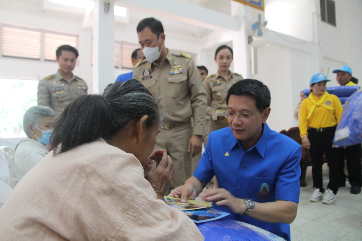 ร่วมพิธีมอบผ้าห่มกันหนาวพระราชทานแก่ผู้ประสบภัยหนาว ณ หอประชุมที่ว่าการอำเภอวังน้ำเขียว จังหวัดนครราชสีมา