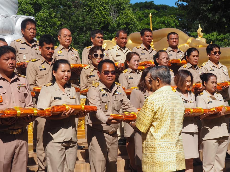 ร่วมทำบุญตักบาตรและถวายผ้าไตรในโครงการอุปสมบทหมู่ถวายพระราชกุศล แด่พระบาทสมเด็จพระบรมชนกาธิเบศร มหาภูมิพล อดุลยเดชมหาราช บรมนาถบพิตร อำเภอวังน้ำเขียว ครั้งที่ 19  ณ วัดป่าโพธิภาวัน(โนนค่าง) ตำบลอุดมทรัพย์ อำเภอวังน้ำเขียว จังหวัดนครราชสีมา