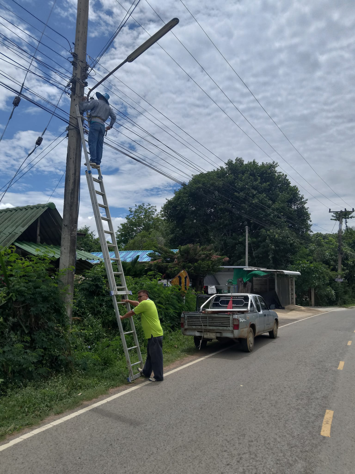 ซ่อมแซมไฟฟ้าส่องสว่างภายในหมู่บ้านในพื้นที่ตำบลอุดมทรัพย์