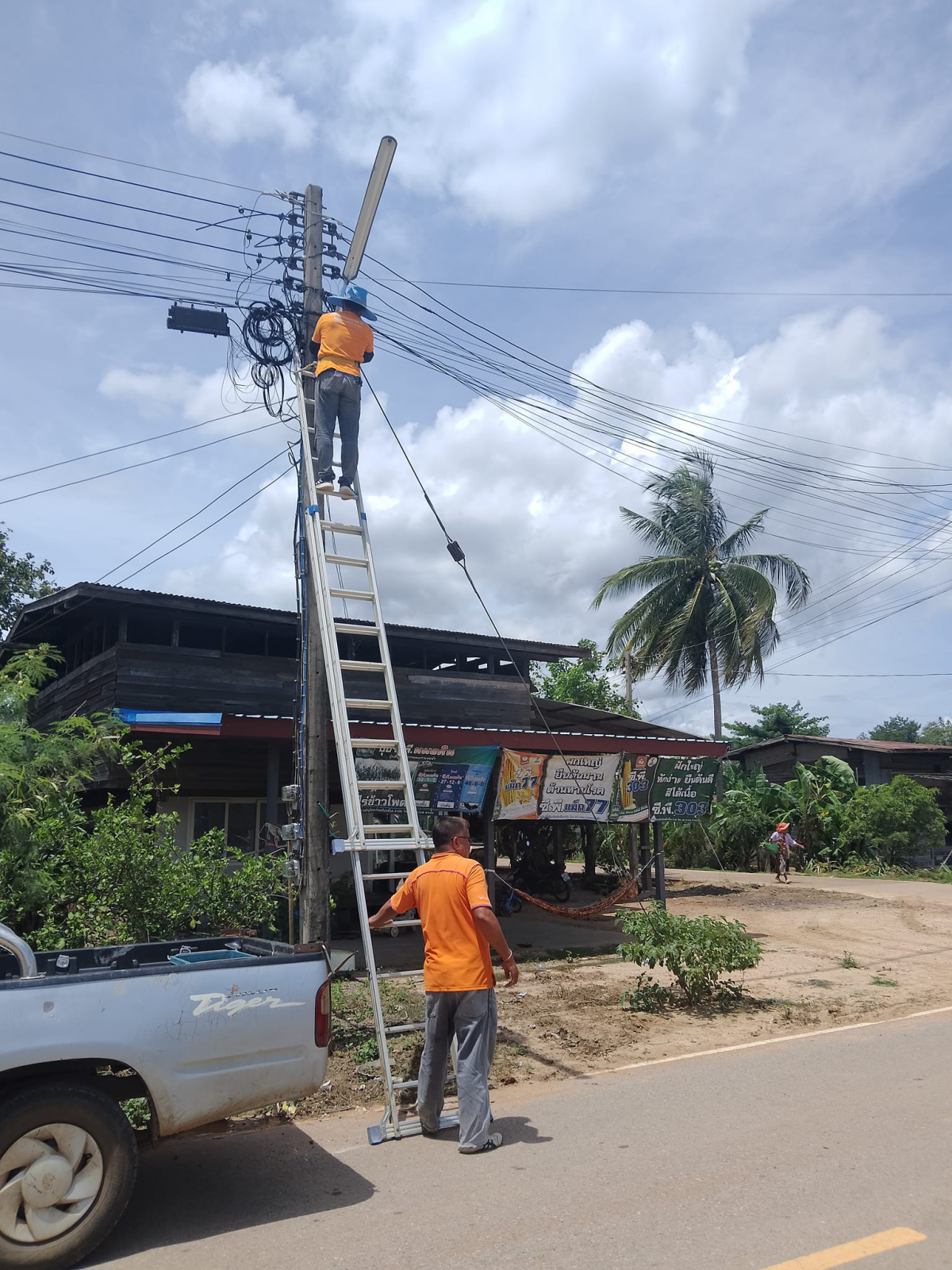 ซ่อมแซมไฟฟ้าส่องสว่างภายในหมู่บ้านในพื้นที่ตำบลอุดมทรัพย์