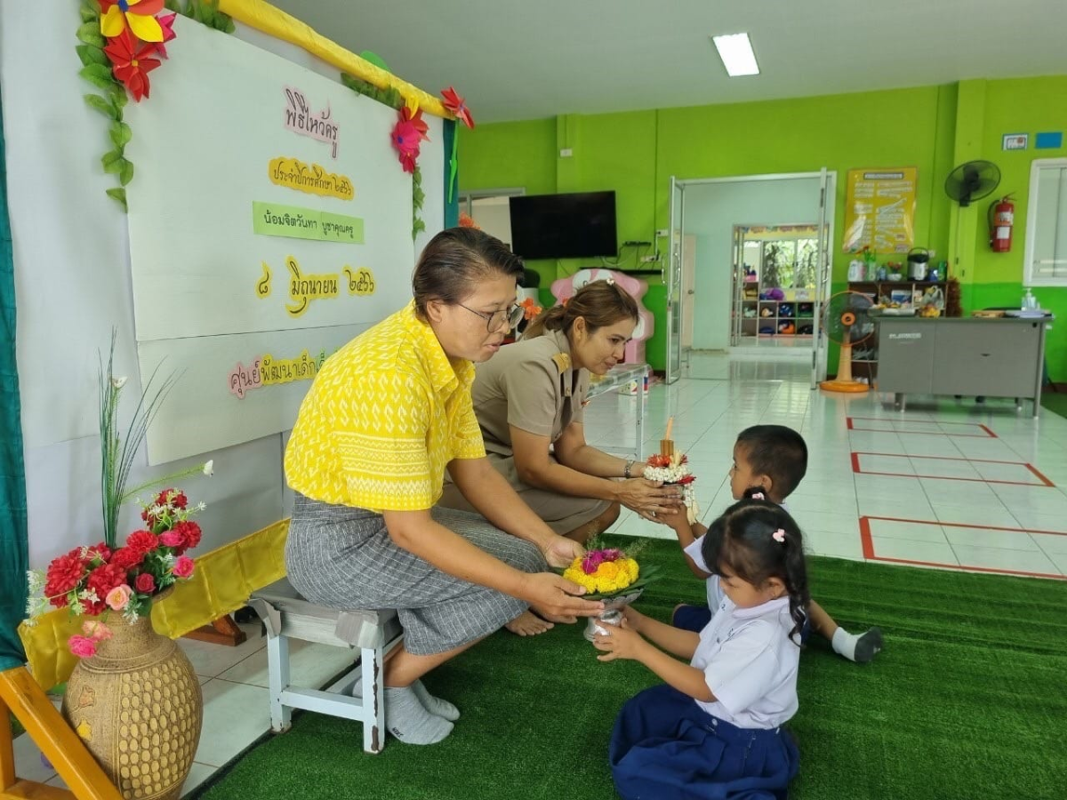 กิจกรรมในพิธีไหว้ครู  โดยศูนย์พัฒนาเด็กเล็กในสังกัดองค์การบริหารส่วนตำบลอุดมทรัพย์