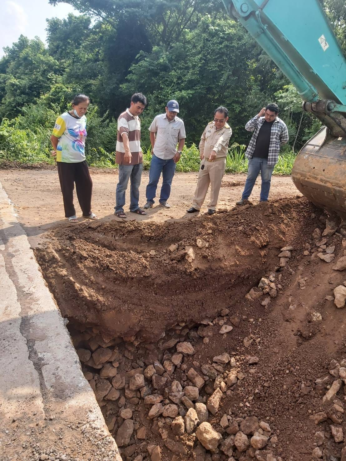 ลงพื้นที่สำรวจการดำเนินงานโครงสร้างถนน และสำรวจแก้ไขปัญหาความเดือดร้อน ระบบประปาหมู่บ้าน และถนนชำรุดจากน้ำหลากกัดเซาะคอสะพานเสียหาย