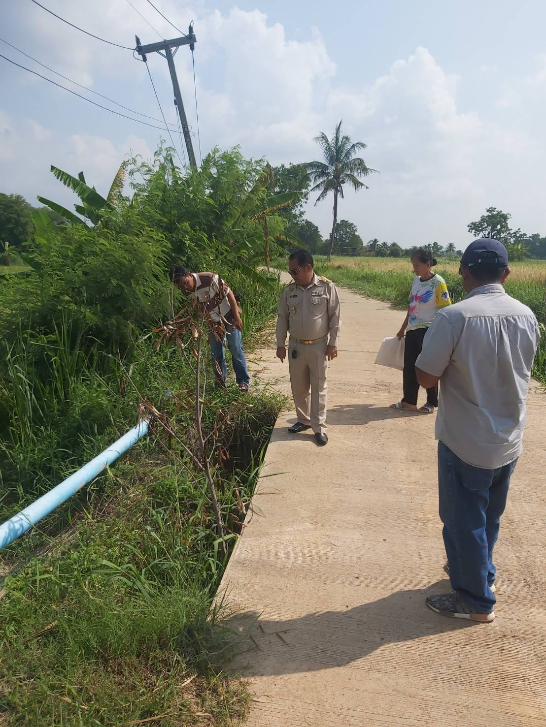 ลงพื้นที่สำรวจการดำเนินงานโครงสร้างถนน และสำรวจแก้ไขปัญหาความเดือดร้อน ระบบประปาหมู่บ้าน และถนนชำรุดจากน้ำหลากกัดเซาะคอสะพานเสียหาย