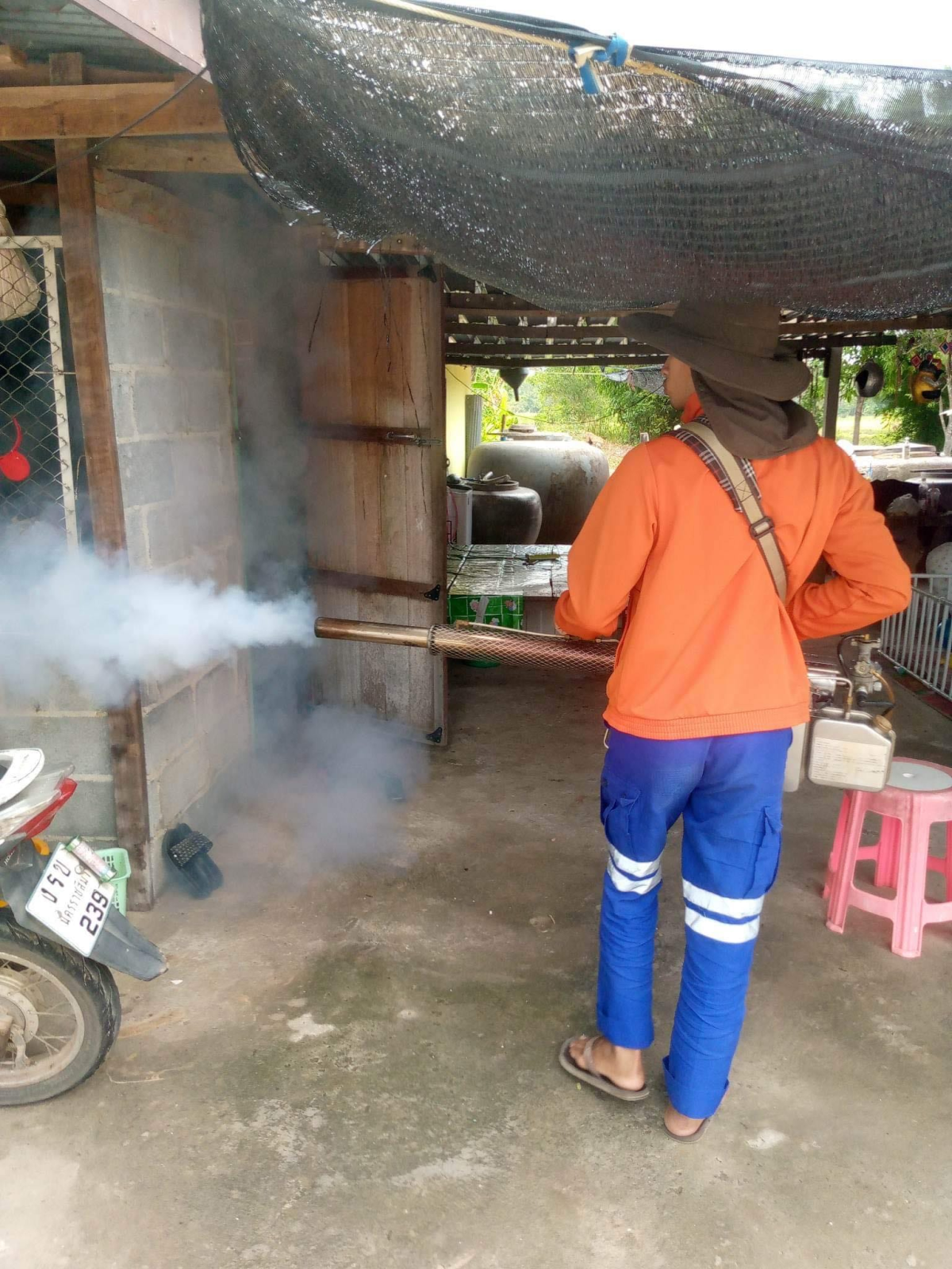 ดำเนินการฉีดพ่นหมอกควันควบคุมโรคไข้เลือดออก ณ บ้านโนนค่าง หมู่ที่ 7 