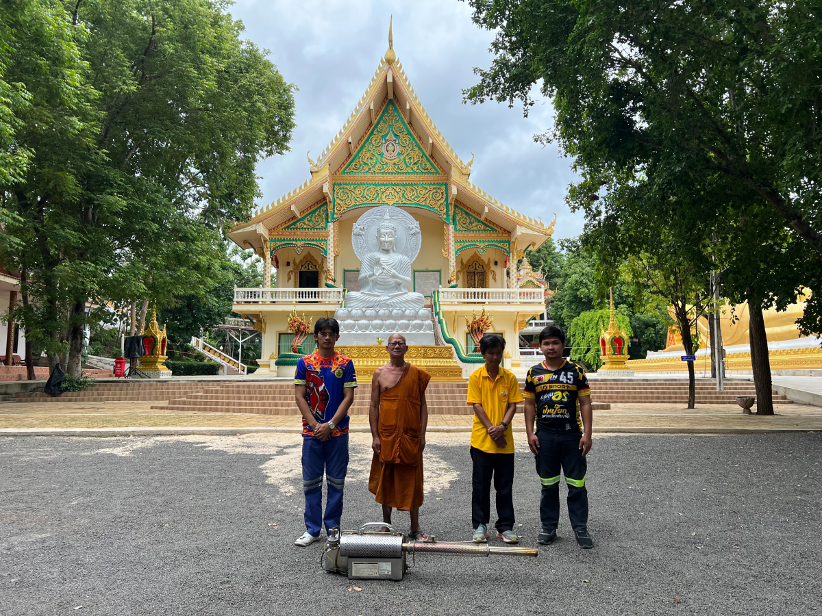 ดำเนินการฉีดพ่นหมอกควันเพื่อกำจัดลูกน้ำยุง ณ บริเวณภายในวัดป่าโพธิภาวัน(วัดโนนค่าง) หมู่ที่ 7