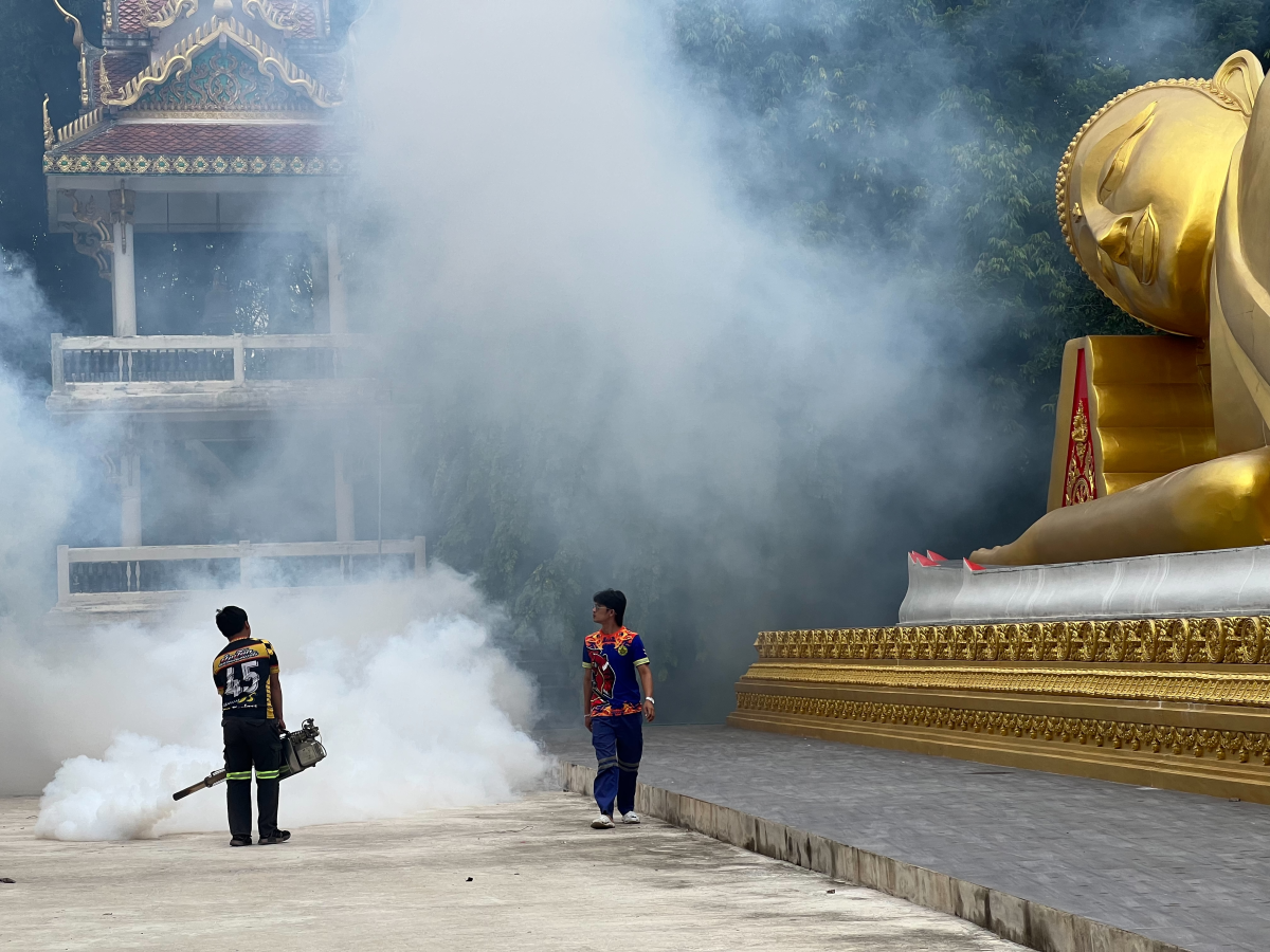 ดำเนินการฉีดพ่นหมอกควันเพื่อกำจัดลูกน้ำยุง ณ บริเวณภายในวัดป่าโพธิภาวัน(วัดโนนค่าง) หมู่ที่ 7