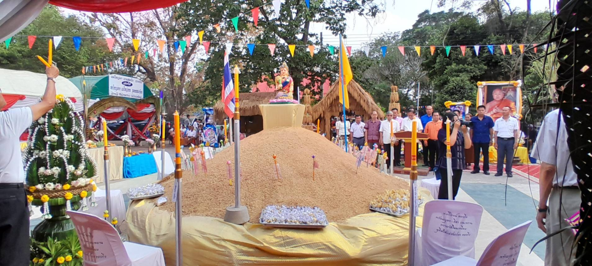 ร่วมงานโครงการขอขมาบูชาพระแม่โพสพและการรับขวัญผู้มีบุญมาเกิดใหม่ (สู่ขวัญข้าวตำบลอุดมทรัพย์) ณ วัดศิริมังคลาราม (วัดโนนเหลื่อม)