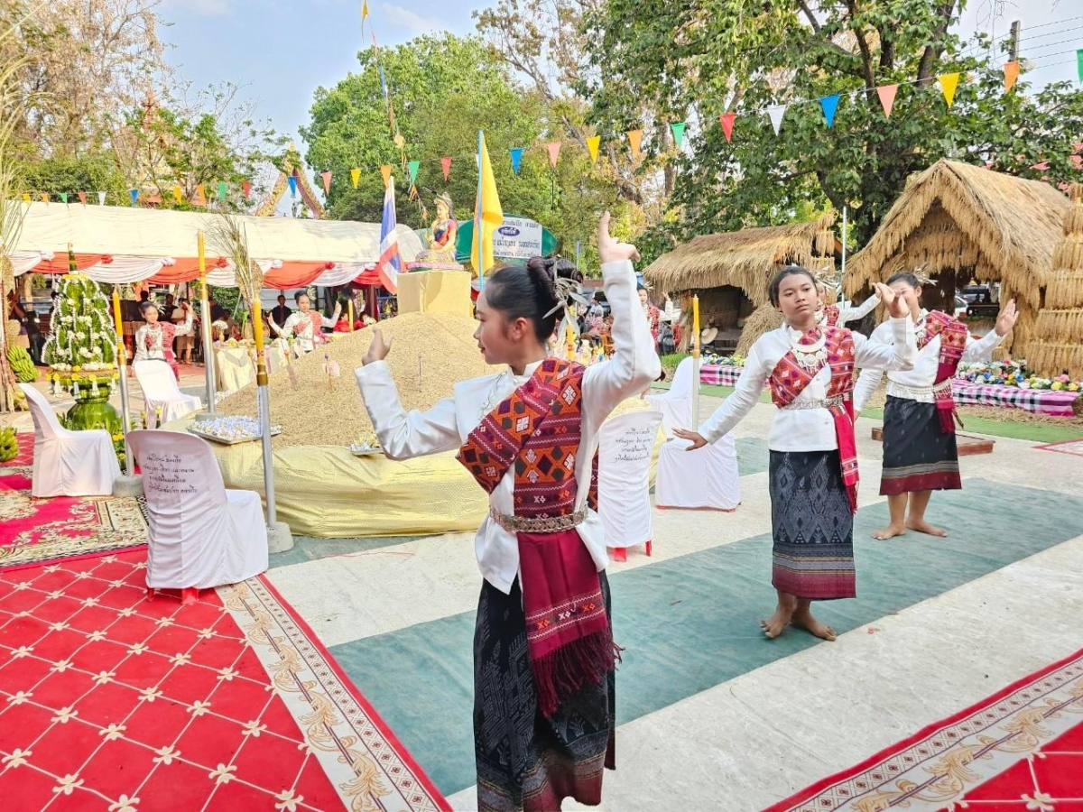 ร่วมงานโครงการขอขมาบูชาพระแม่โพสพและการรับขวัญผู้มีบุญมาเกิดใหม่ (สู่ขวัญข้าวตำบลอุดมทรัพย์) ณ วัดศิริมังคลาราม (วัดโนนเหลื่อม)