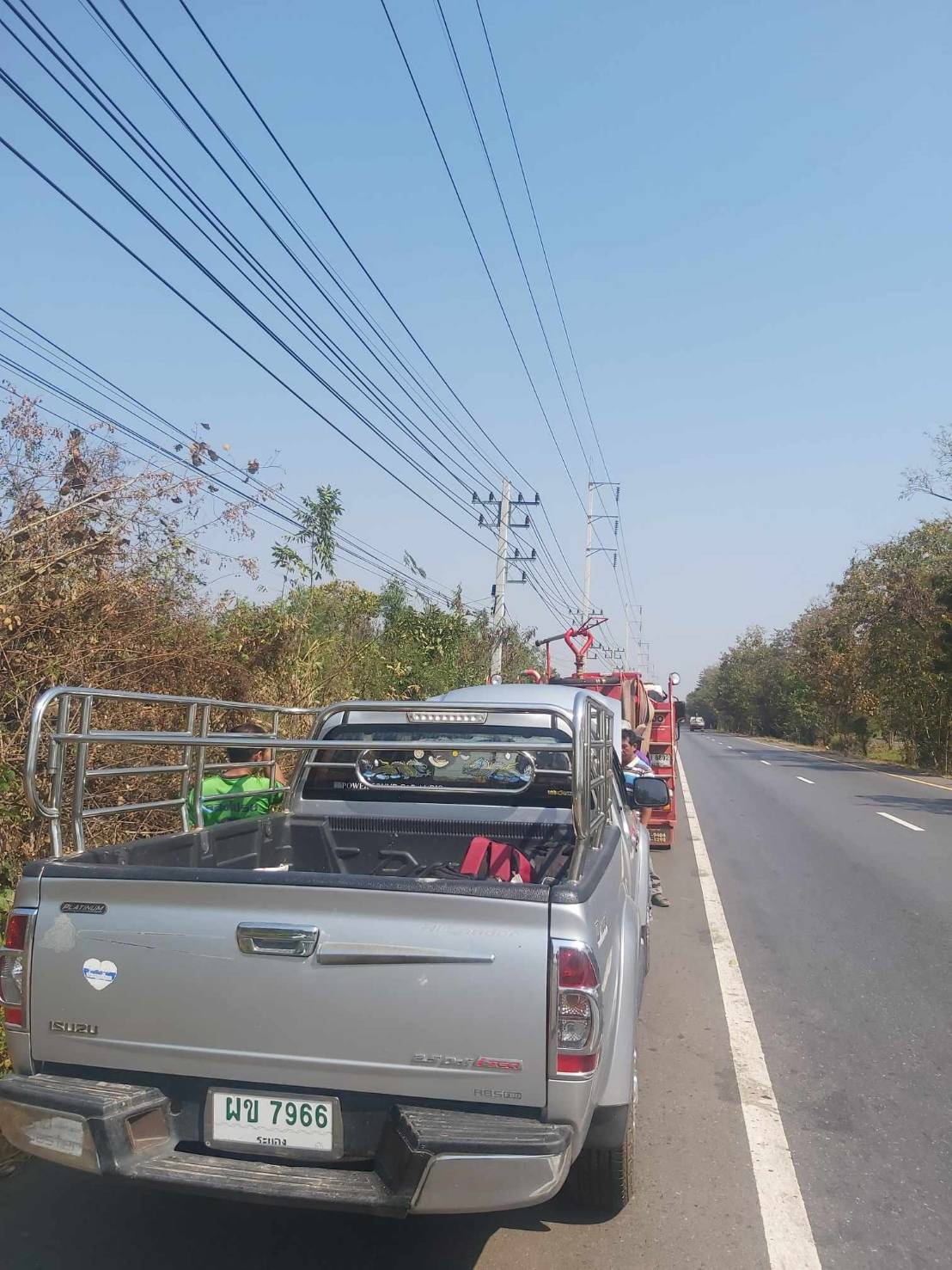 ภาพประทับใจ "เจ้าหน้าที่งานป้องกัน และบรรเทาสาธารณภัย องค์การบริหารส่วนตำบลอุดมทรัพย์ เข้าช่วยเหลือประชาชนที่ประสบปัญหารถยนต์ขัดข้องอยู่ริมถนน 2 เหตุการณ์"