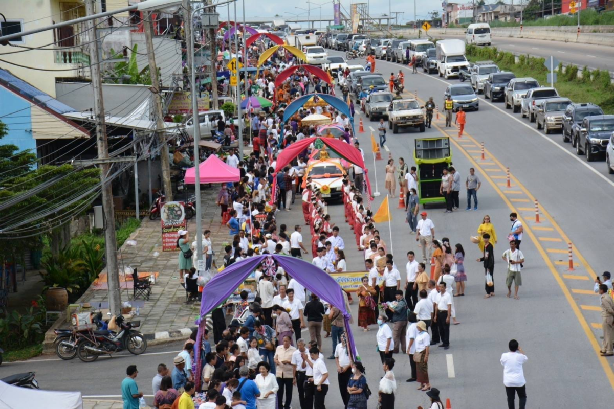 ร่วมพิธีทำบุญประเพณีวันออกพรรษา ตักบาตรเทโวโรหณะ ประจำปี 2566 ณ บริเวณหน้าตลาดสดศาลเจ้าพ่อ กม.79