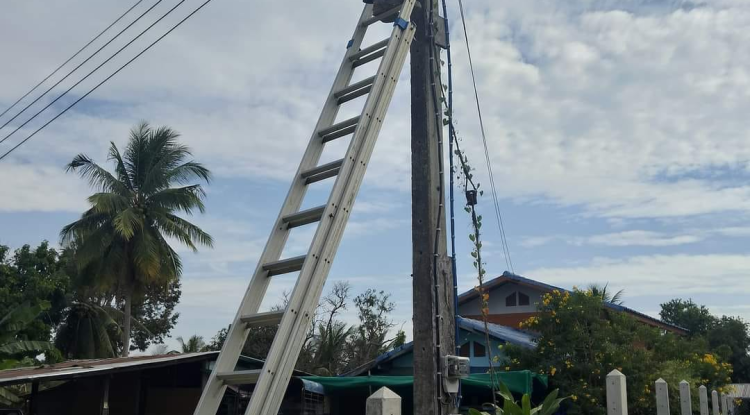 งานไฟฟ้า กองช่าง ดำเนินการตรวจสอบและซ่อมแซมไฟฟ้าส่องสว่างภายใน 2 หมู่บ้าน บ้านโนนงิ้ว และบ้านโนนศรีทอง