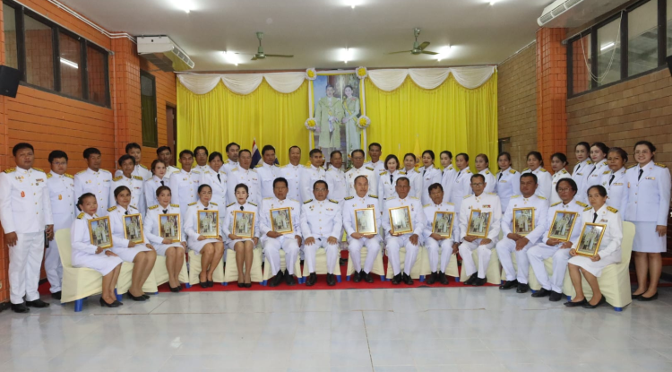 พิธีมอบพระบรมฉายาลักษณ์ พระบาทสมเด็จพระเจ้าอยู่หัว ที่ฉายกับสมเด็จพระนางเจ้าฯ พระบรมราชินี รัชกาลที่ 10