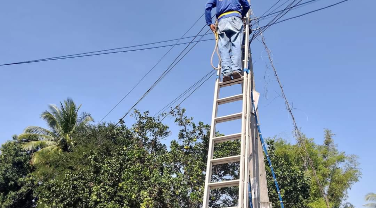 ดำเนินการซ่อมแซมไฟฟ้าส่องสว่าง ภายในหมู่บ้านโนนสง่า หมู่ที่ 13 