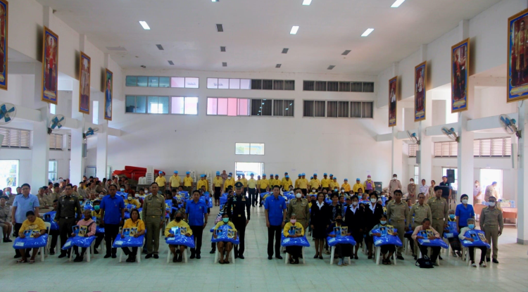 ร่วมพิธีมอบผ้าห่มกันหนาวพระราชทานแก่ผู้ประสบภัยหนาว ณ หอประชุมที่ว่าการอำเภอวังน้ำเขียว จังหวัดนครราชสีมา