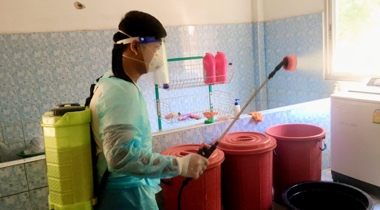 ฉีดพ่นน้ำยาฆ่าเชื้อ และทำความสะอาดวัสดุ สิ่งของ เครื่องใช้บริเวณศูนย์พัฒนาเด็กเล็กอุดมทรัพย์