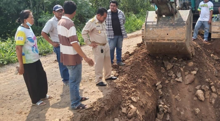 ลงพื้นที่สำรวจการดำเนินงานโครงสร้างถนน และสำรวจแก้ไขปัญหาความเดือดร้อน ระบบประปาหมู่บ้าน และถนนชำรุดจากน้ำหลากกัดเซาะคอสะพานเสียหาย