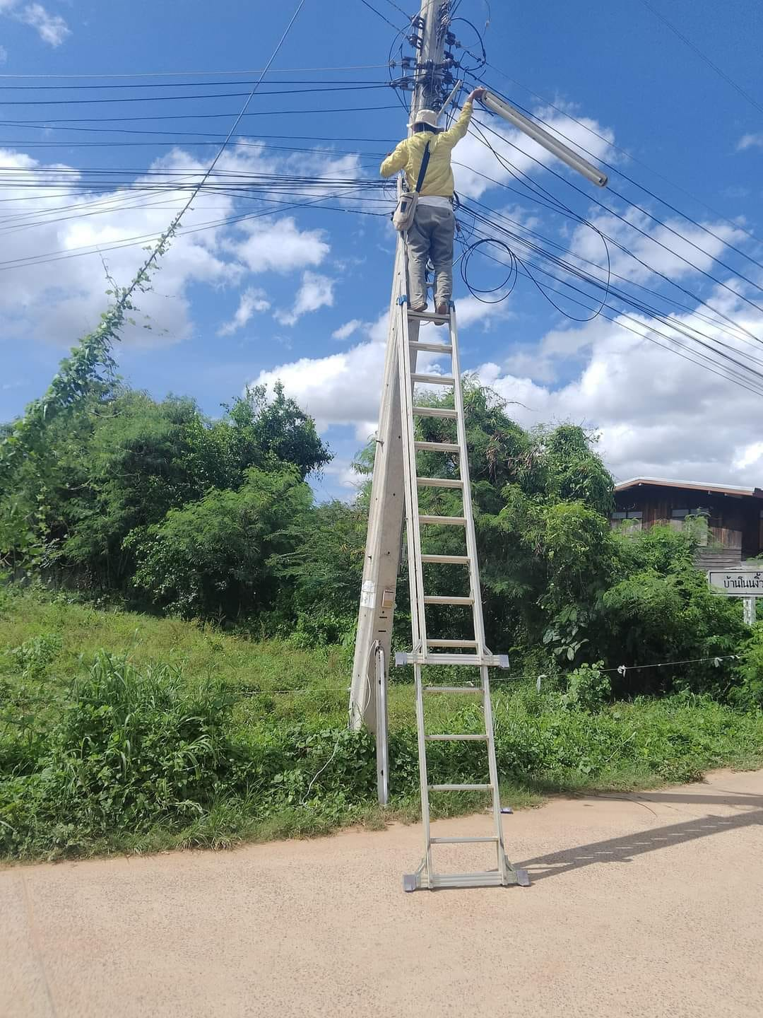 การดำเนินการตรวจสอบแก้ไข และซ่อมแซมไฟฟ้าส่องสว่างภายในหมู่บ้านบ้านโนนงิ้ว หมู่ที่ 3