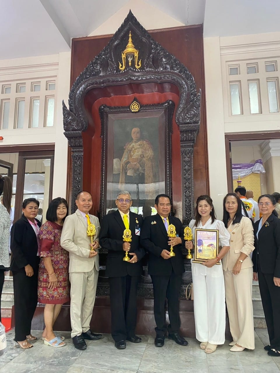 เข้ารับประทานรางวัลไตรสรณะบูชา พระเสมาสยาม ครั้งที่ 3 ณ หอประชุมคุรุสภา กระทรวงศึกษาธิการ