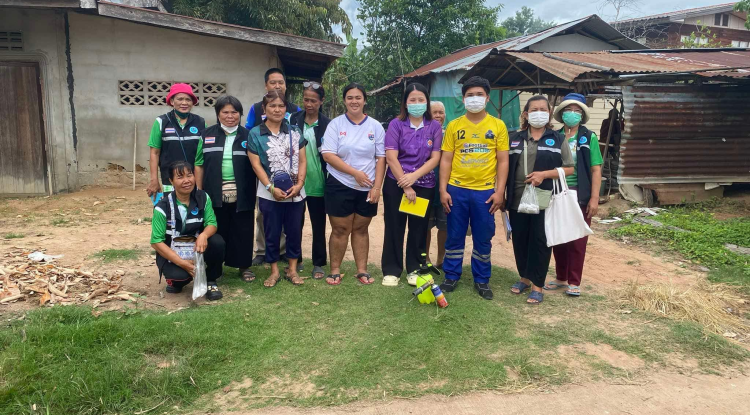 การดำเนินการฉีดพ่นหมอกควันเพื่อกำจัดลูกน้ำยุง ณ บริเวณภายในหมู่บ้านบะใหญ่ หมู่ที่ 1