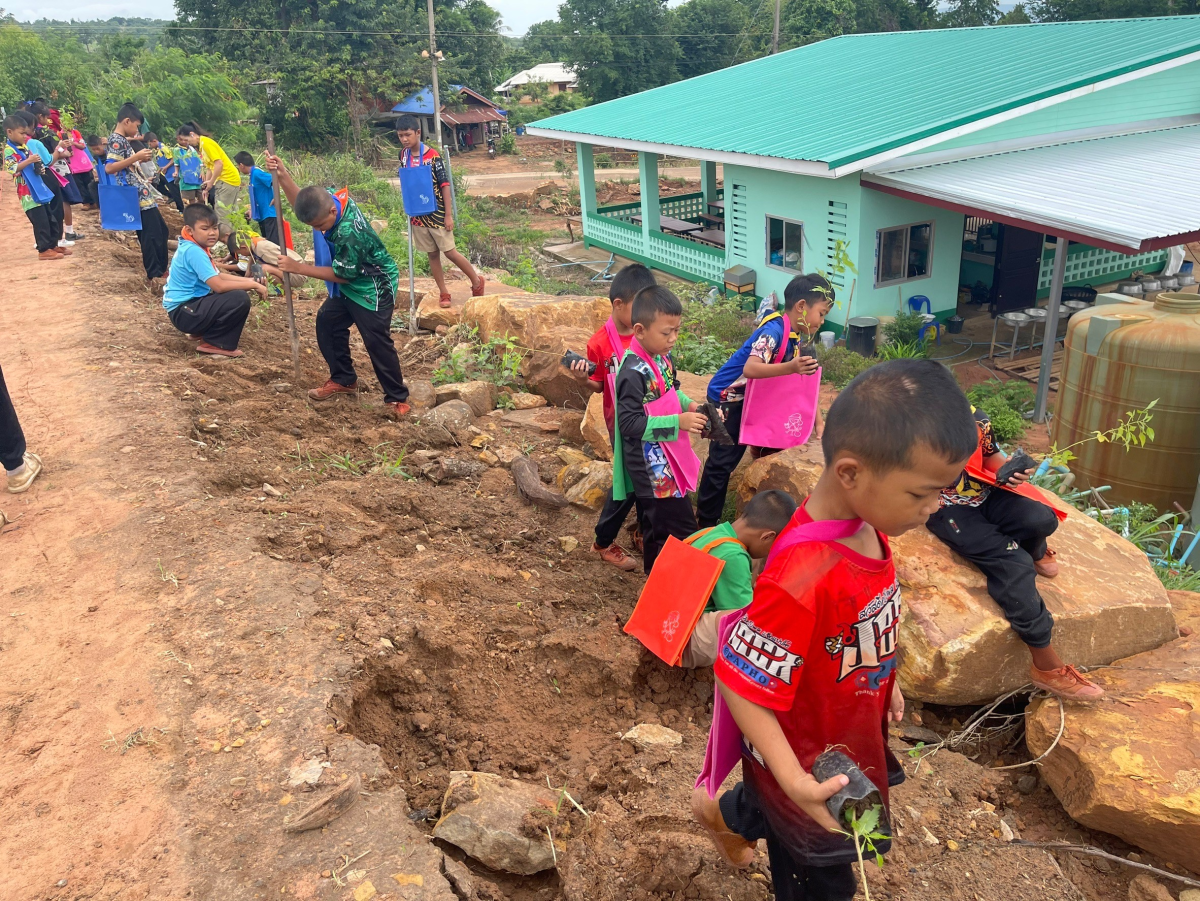 ประธานเปิดและร่วมกิจกรรมในโครงการส่งเสริม อนุรักษ์ ฟื้นฟูทรัพยากรธรรมชาติและสิ่งเเวดล้อม แหล่งท่องเที่ยว และปรับปรุงภูมิทัศน์ในพื้นที่ตำบลอุดมทรัพย์ ประจำปีงบประมาณ พ.ศ.2567 ณ โรงเรียนบ้านซับเต่า