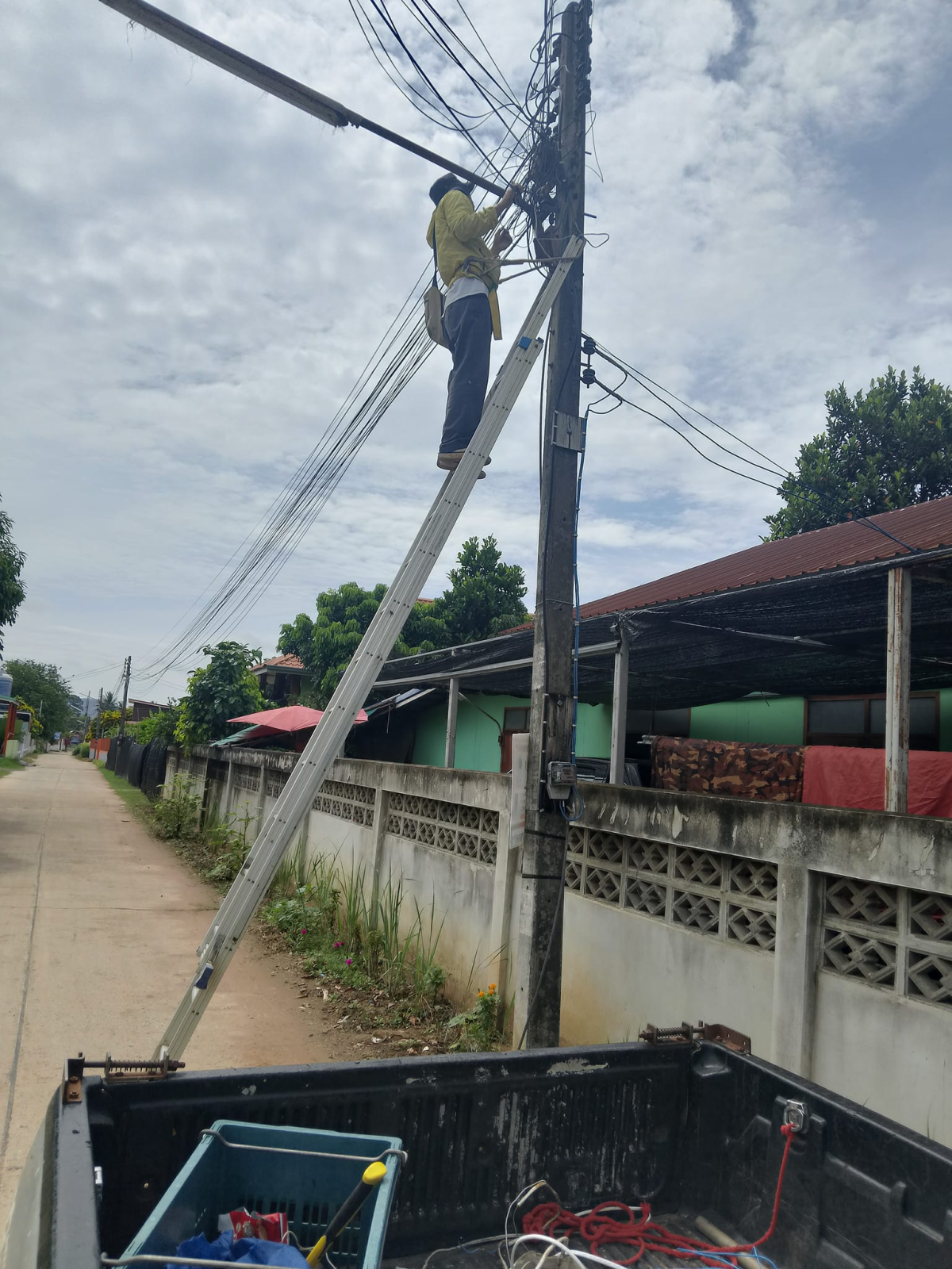 การดำเนินการตรวจสอบแก้ไข และซ่อมแซมไฟฟ้าส่องสว่างภายในหมู่บ้านโนนค่าง หมู่ที่ 7