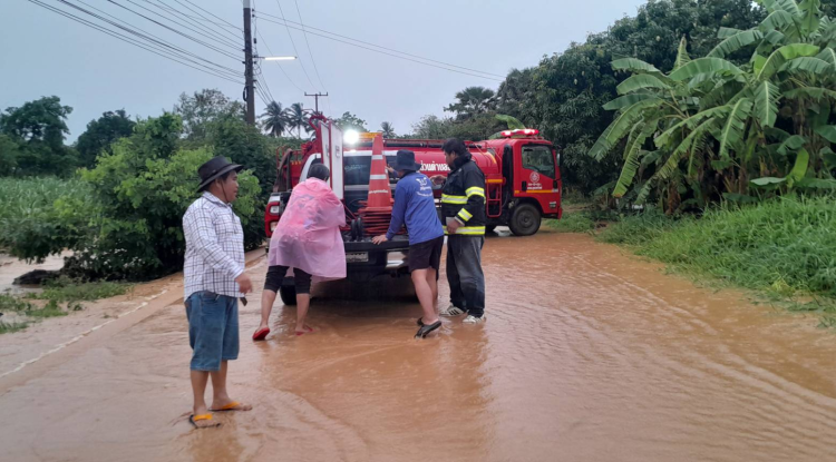 ลงพื้นที่ตรวจติดตามสถานการณ์น้ำภายในตำบลอุดมทรัพย์ หลังจากฝนตกหนักเกิดน้ำป่าไหลหลาก