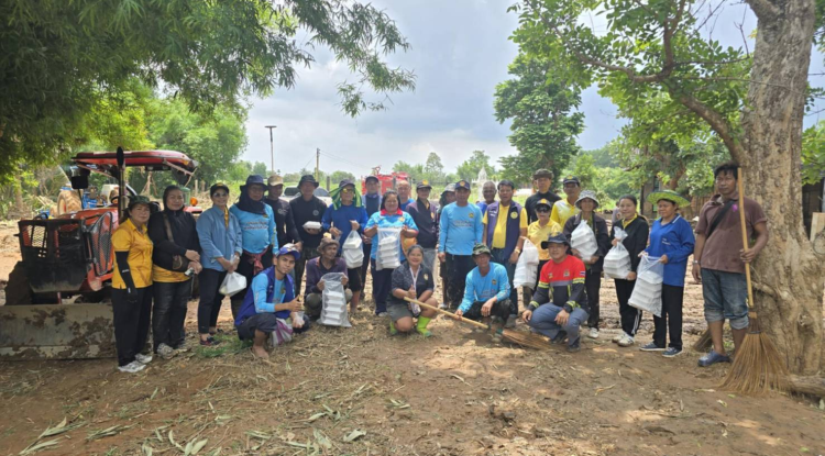 ร่วมกันทำความสะอาด บ้านที่ถูกน้ำป่าไหลหลากเข้าท่วมทำให้บ้านเสียหาย